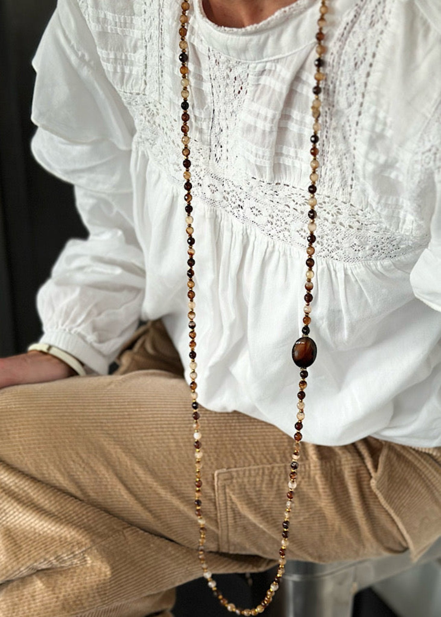 Sautoir Marcel en perles 6mm agate noire et dorée, modèle unique et raffiné.