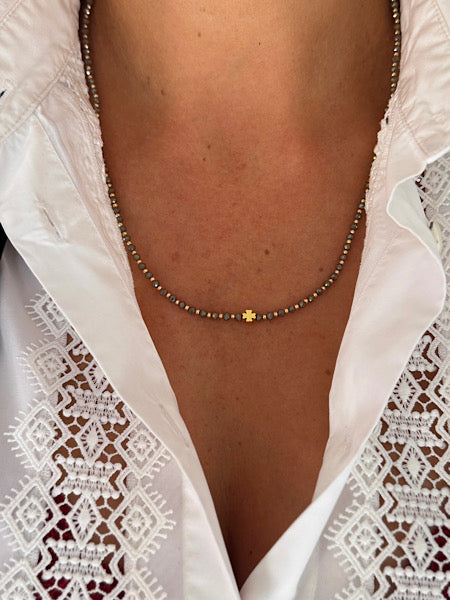 Collier Mini Bronze Trefles Dores porte en ras de cou avec perles bronze et trefles dores