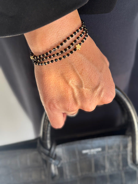 mini noir fleurs dorés bijou 3 tours en perles noires avec fleurs dorées à porter en collier, bracelet ou cheville