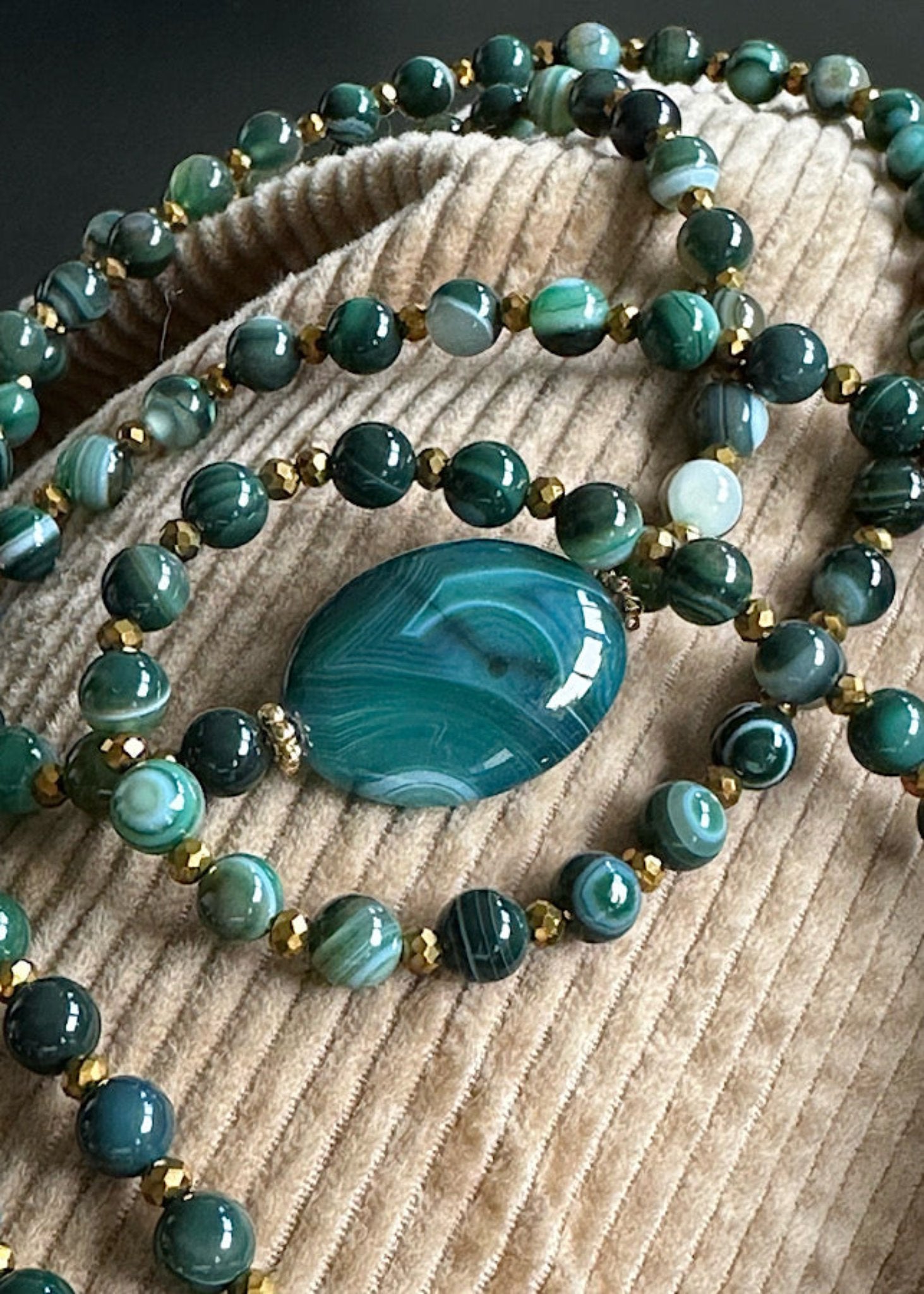 Détail du sautoir Octave en perles 6mm agate marron et dorée