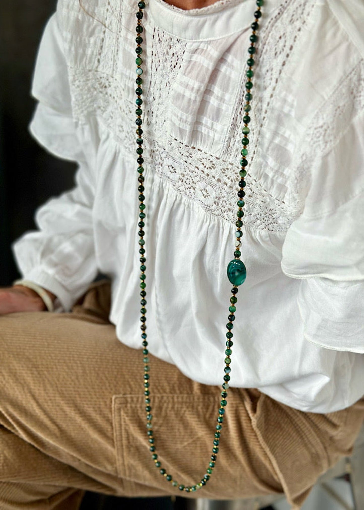 Sautoir Octave en perles 6mm agate marron et dorée, modèle raffiné et élégant