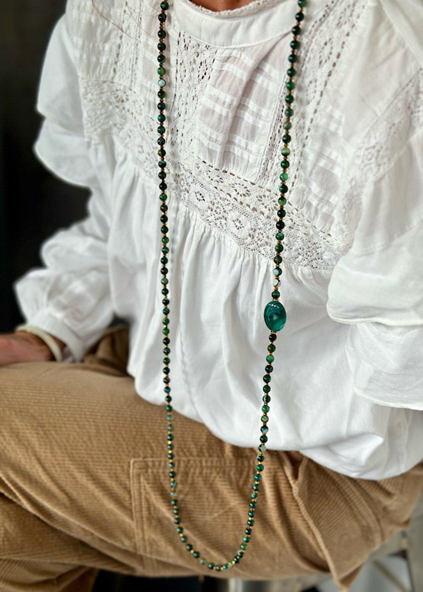 Sautoir Octave en perles 6mm agate marron et dorée, modèle raffiné et élégant