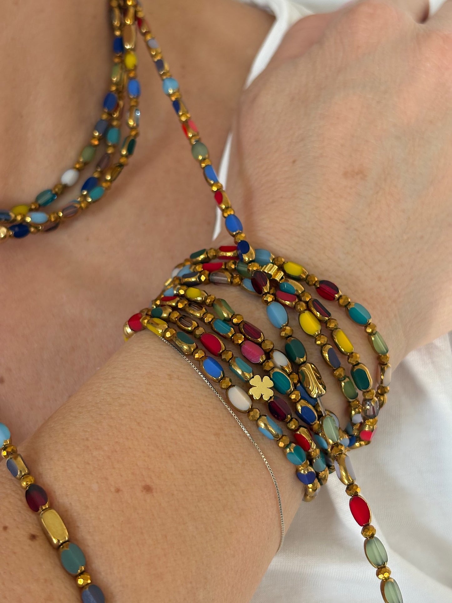 Sautoir Rainbow Solaire porté en manchette multirangs avec trèfle doré FAIS PAS TA STEPH