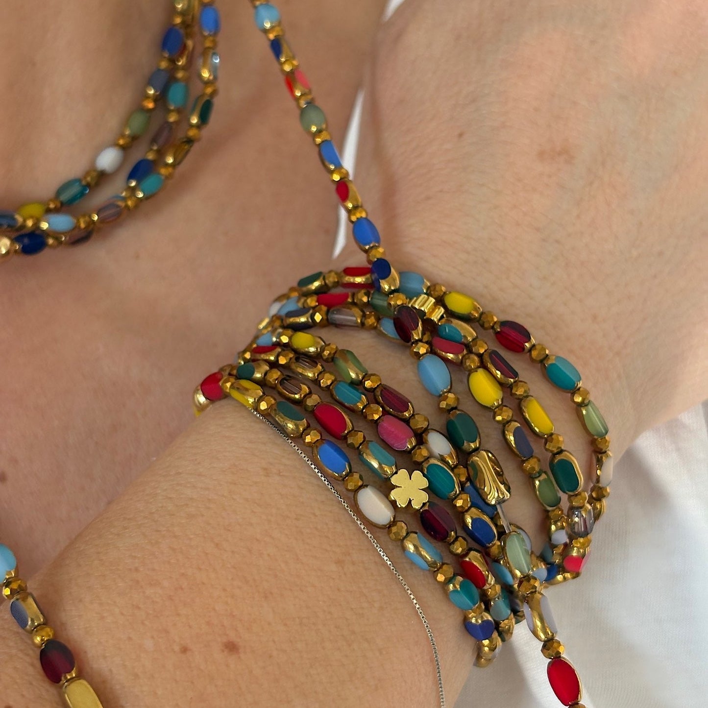 Sautoir Rainbow Solaire porté en manchette multirangs avec trèfle doré FAIS PAS TA STEPH