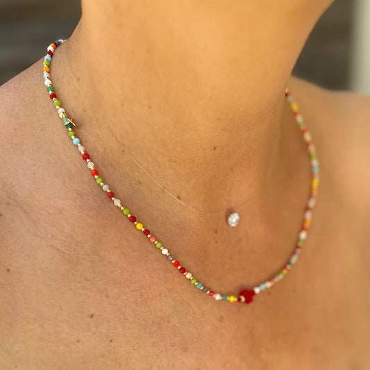 Collier ras de cou Arty croix rouge – bijou coloré en perles de verre fait ma