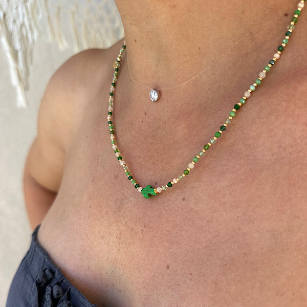 Collier ras de cou Matcha – perles vert tendre et croix verte, porté autour du cou