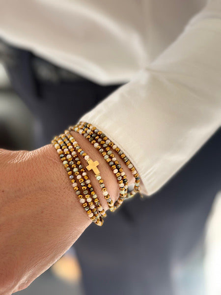 Sautoir multicolore Biscuit avec croix dorée, perles de verre aux tons miel, doré mat et brun clair.