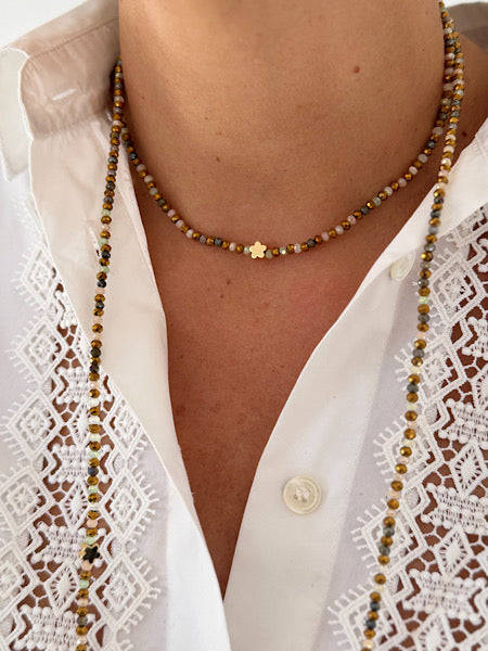 Sautoir Biscuit Fleurs Dorées porté en ras de cou, perles de verre tons miel, doré et brun clair avec quatre fleurs dorées.