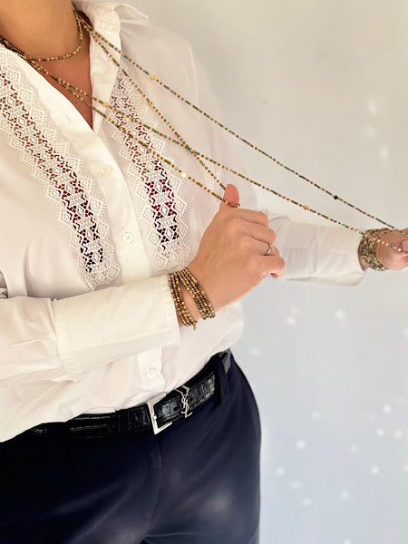 Sautoir Biscuit Lingots Dorés porté en sautoir long, bijou lumineux aux perles miel, doré et brun clair avec lingots dorés.