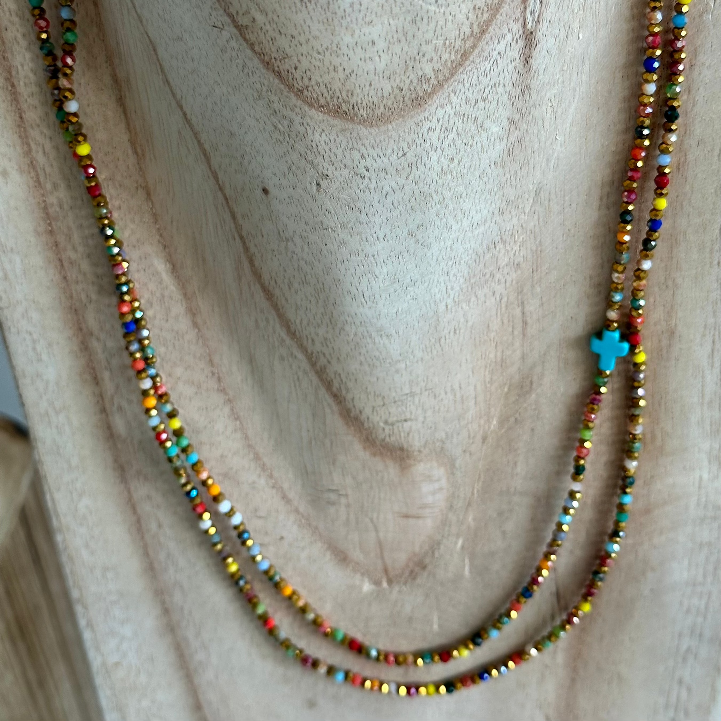 Détail des perles de verre colorées du sautoir Vicky Croix Bleu