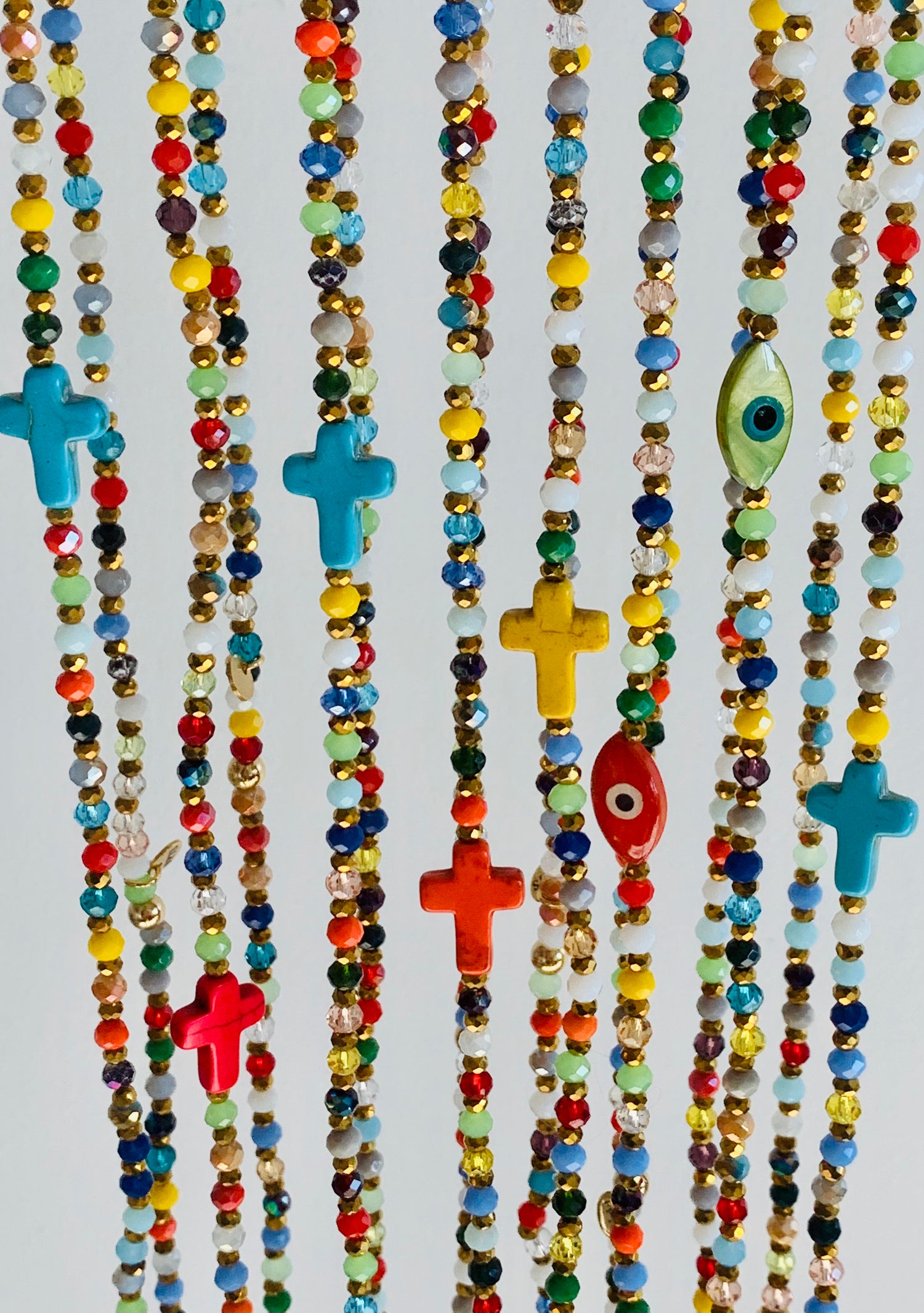 Photo de sautoirs colorés de Faispastasteph, bijoux vibrants et uniques, créés pour apporter une touche de couleur et de créativité à chaque tenue.