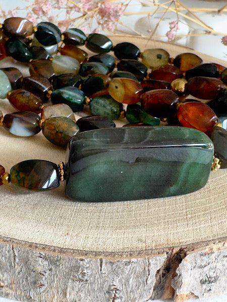 Gros plan sur la pierre centrale du sautoir Sienna en agate verte, aux reflets profonds et inclusions naturelles, bijou unique FAIS PAS TA STEPH