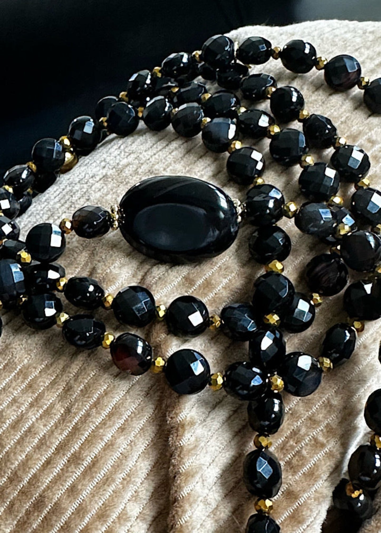 Détail du sautoir Timothée en perles 6mm agate noire et dorée