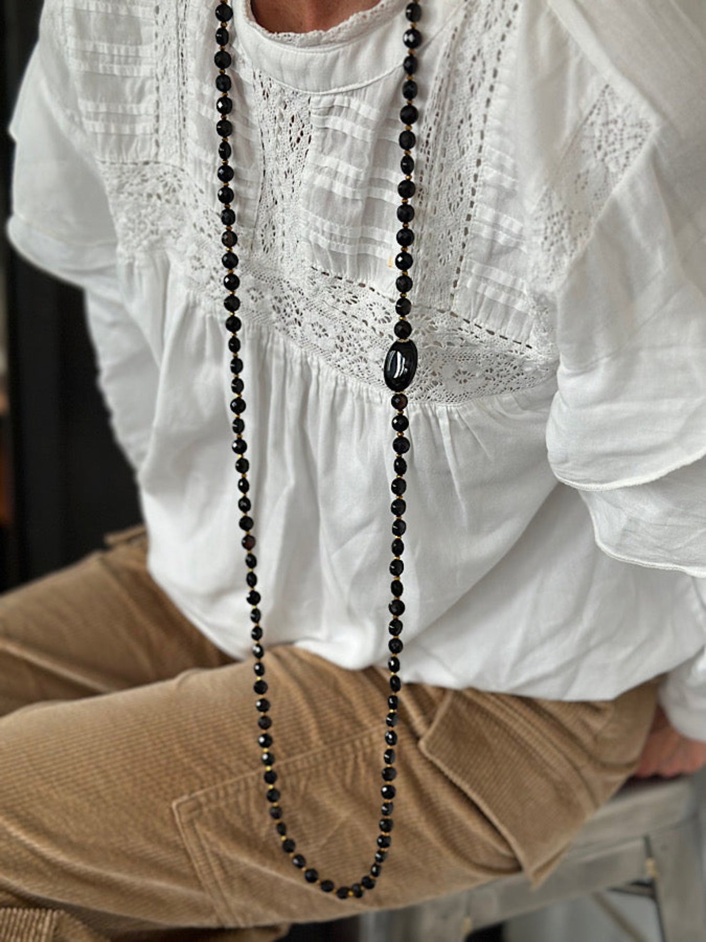Sautoir Timothée en perles 6mm agate noire et dorée, modèle élégant et raffiné.