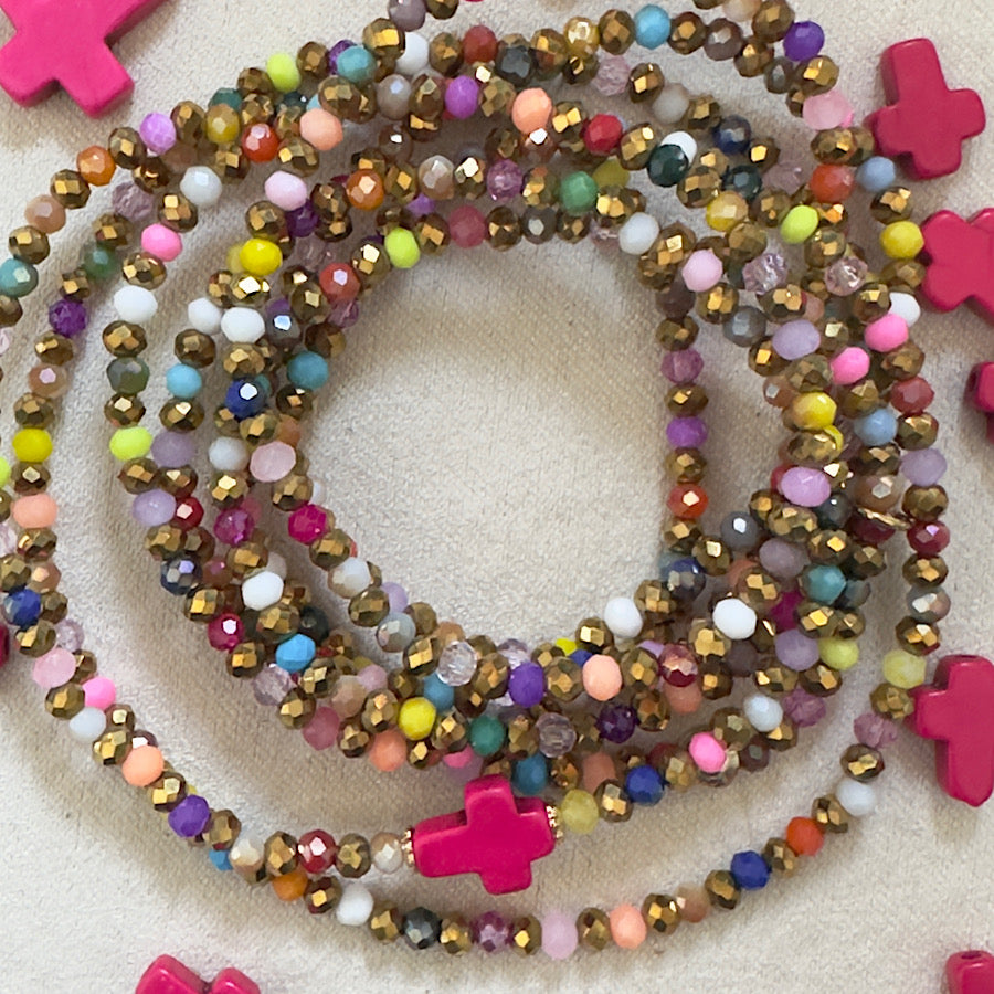 Bijou coloré Vicky Croix Rose, mélange de perles de verre et détails fluorescents