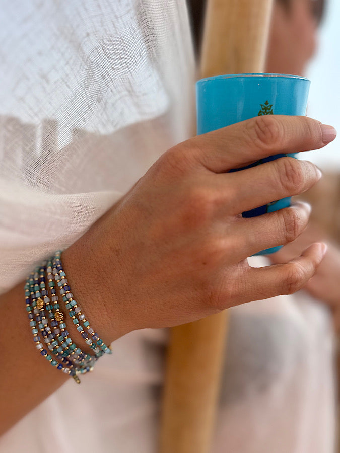 Collier Azur porte en manchette en perles de verre bleu