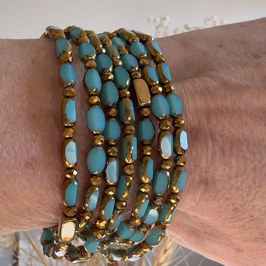 Sautoir Azur Solaire Lingots Dorés en perles de verre bleu turquoise avec lingots dorés, porté en sautoir long