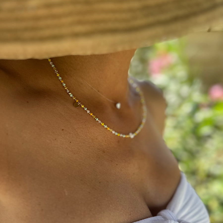 Bijou 3 tours Mimosa porté en ras de cou, perles jaunes en verre fait main