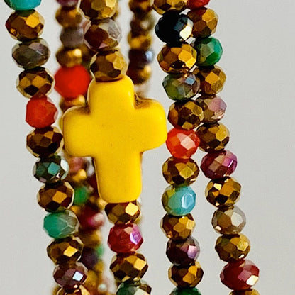 Détail des perles de verre colorées du sautoir Vicky Croix Jaune