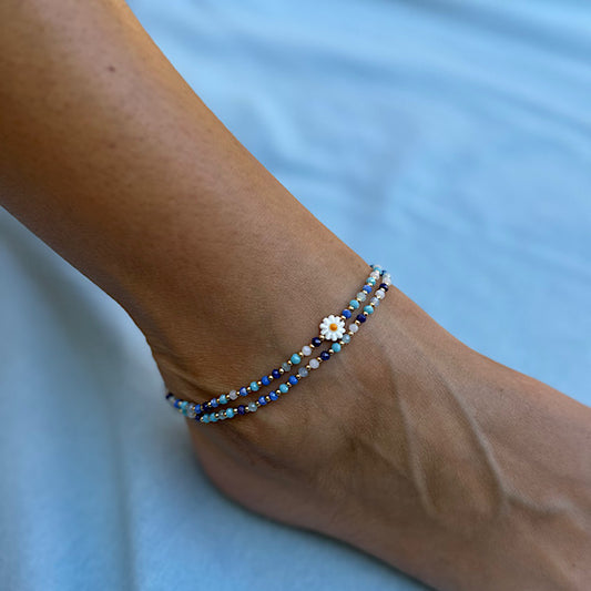 Bijou 3 tours porté à la cheville avec marguerite blanche – tons bleus doux