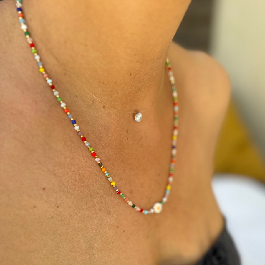 Collier ras de cou en perles multicolores avec marguerite centrale