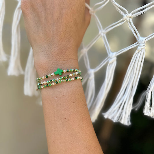 Bracelet 3 tours Matcha – camaïeu de vert et croix en perles vertes, porté au poignet