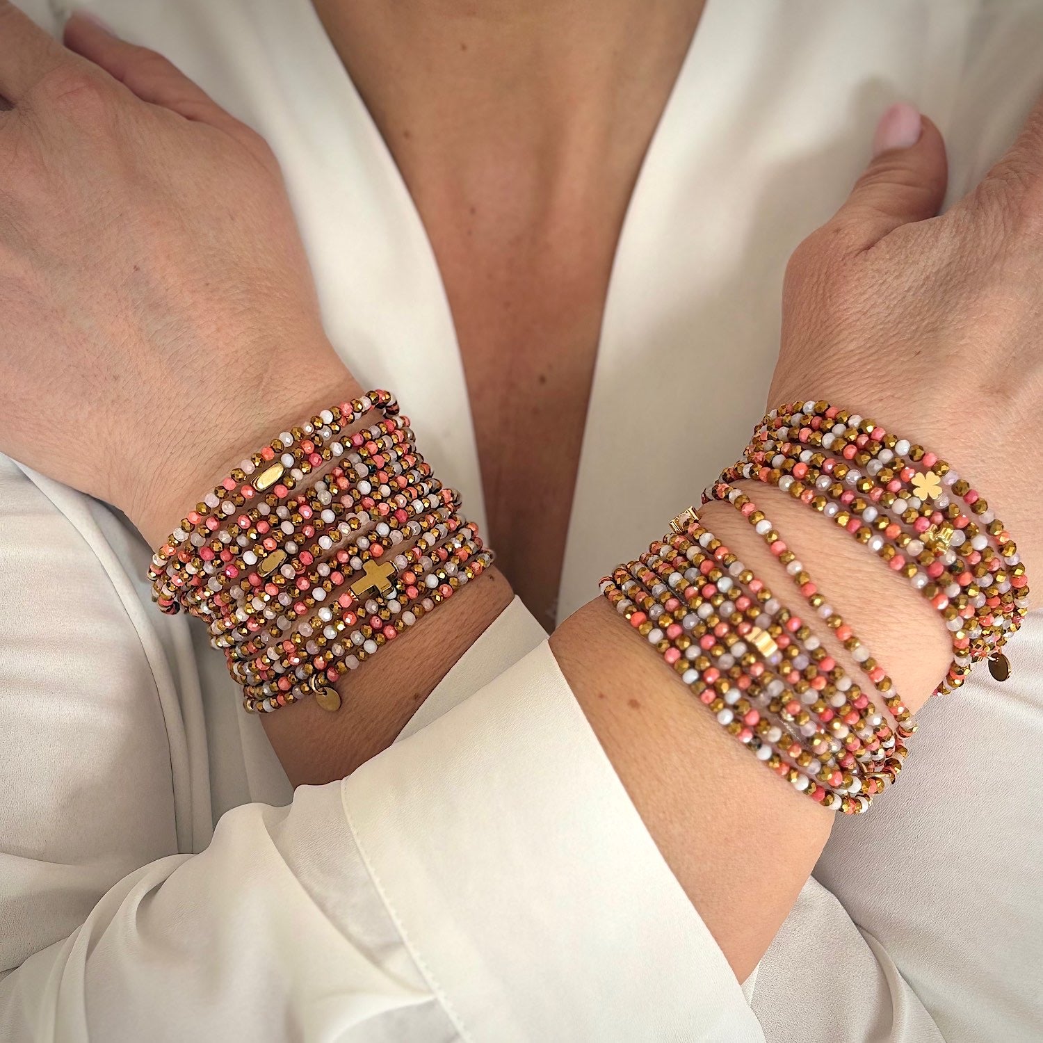 Sautoir multicolore Blush trèfles dorés porté en manchette et collier modulable FAIS PAS TA STEPH