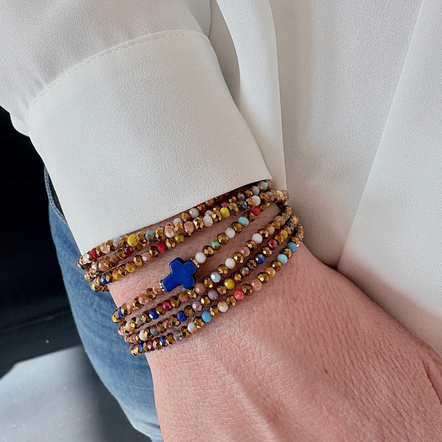 Bracelet Vicky croix bleu porté en manchette multicolore