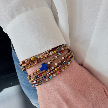 Bracelet Vicky croix bleu porté en manchette multicolore