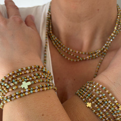 Collier sautoir Brume Croix Verte porté en accumulation, perles pastel vert d’eau et doré, bijou élastique modulable FAIS PAS TA STEPH