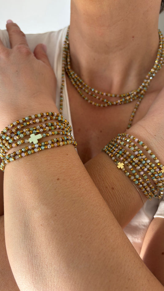 Collier sautoir Brume Croix Verte porté en accumulation, perles pastel vert d’eau et doré, bijou élastique modulable FAIS PAS TA STEPH