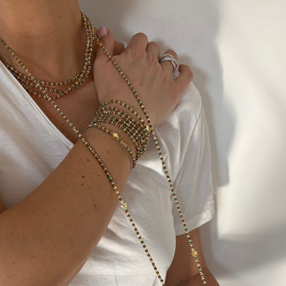 Sautoir Brume Croix Verte porté en version longue, collier élastique modulable perles pastel vert et doré FAIS PAS TA STEPH