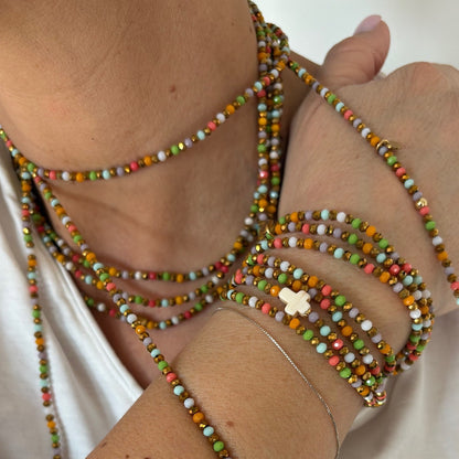 Sautoir multicolore Candy Pop porté en accumulation collier et bracelet FAIS PAS TA STEPH