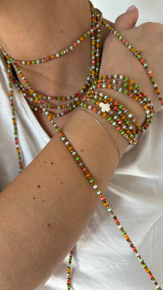 Sautoir multicolore Candy Pop porté en accumulation collier et bracelet FAIS PAS TA STEPH