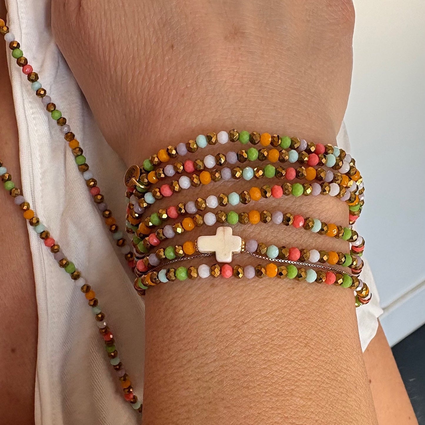 Bracelet manchette multicolore Candy Pop porté au poignet FAIS PAS TA STEPH