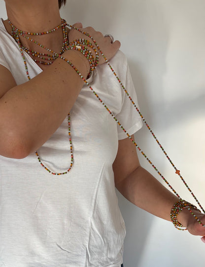 Sautoir multicolore Candy Pop porté en collier et manchette FAIS PAS TA STEPH