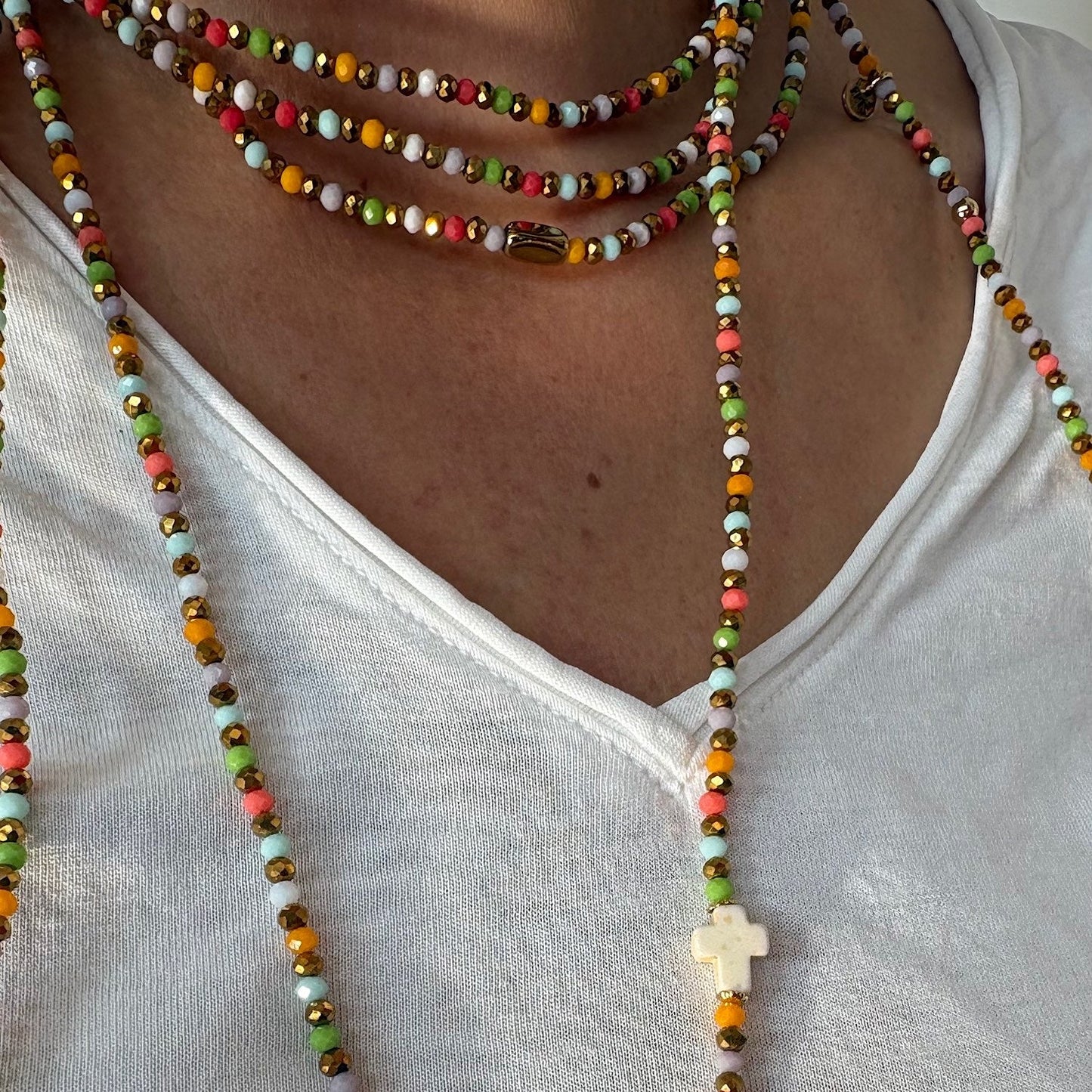 Sautoir multicolore Candy Pop long avec croix blanche porté FAIS PAS TA STEPH