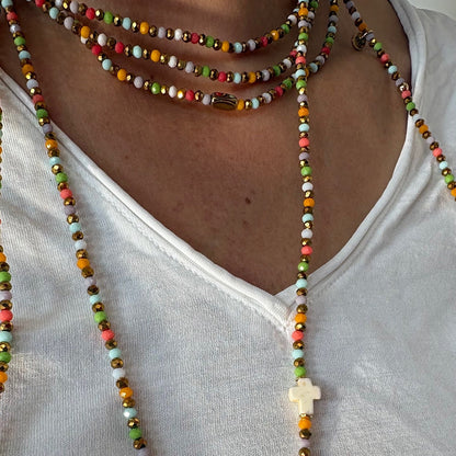 Sautoir multicolore Candy Pop long avec croix blanche porté FAIS PAS TA STEPH
