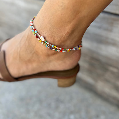 Bijou de cheville multicolore avec marguerite dorée