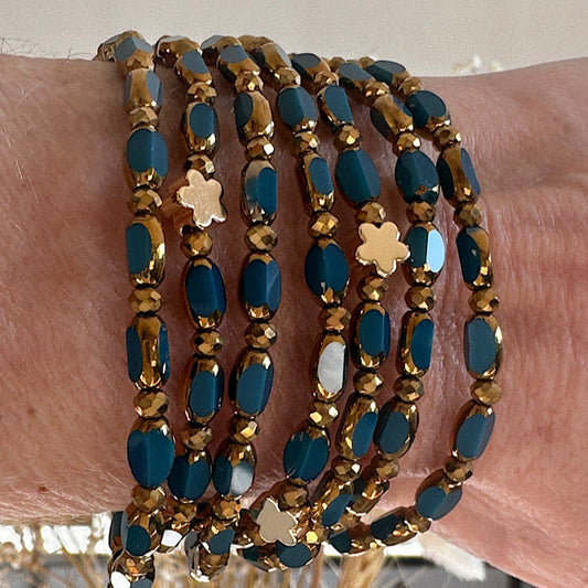 Sautoir Cobalt Solaire Fleurs Dorées en perles de verre bleu canard avec fleurs dorées, porté en sautoir long