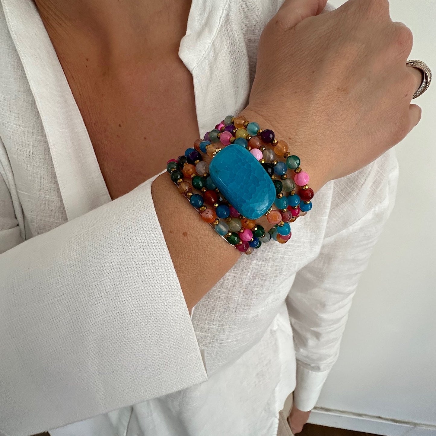 Bracelet Colette 7 tours en agate multicolore avec pierre bleue rectangulaire porté au poignet, bijou modulable