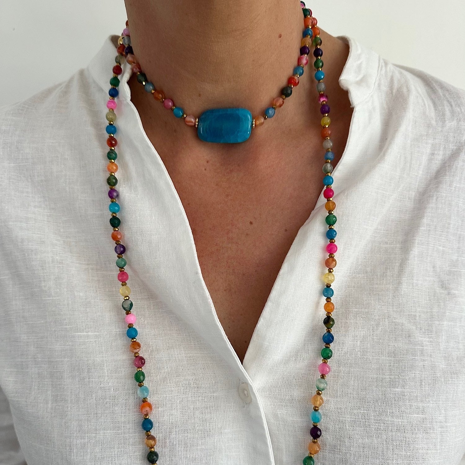Collier Colette 2 tours en agate multicolore avec pierre bleue rectangulaire porté autour du cou, bijou modulable
