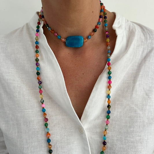 Collier Colette 2 tours en agate multicolore avec pierre bleue rectangulaire porté autour du cou, bijou modulable
