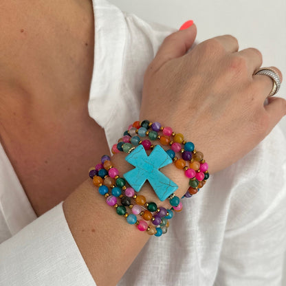 Bracelet Colette multicolore en agate naturelle porté au poignet en 7 tours avec croix turquoise, bijou modulable fait main