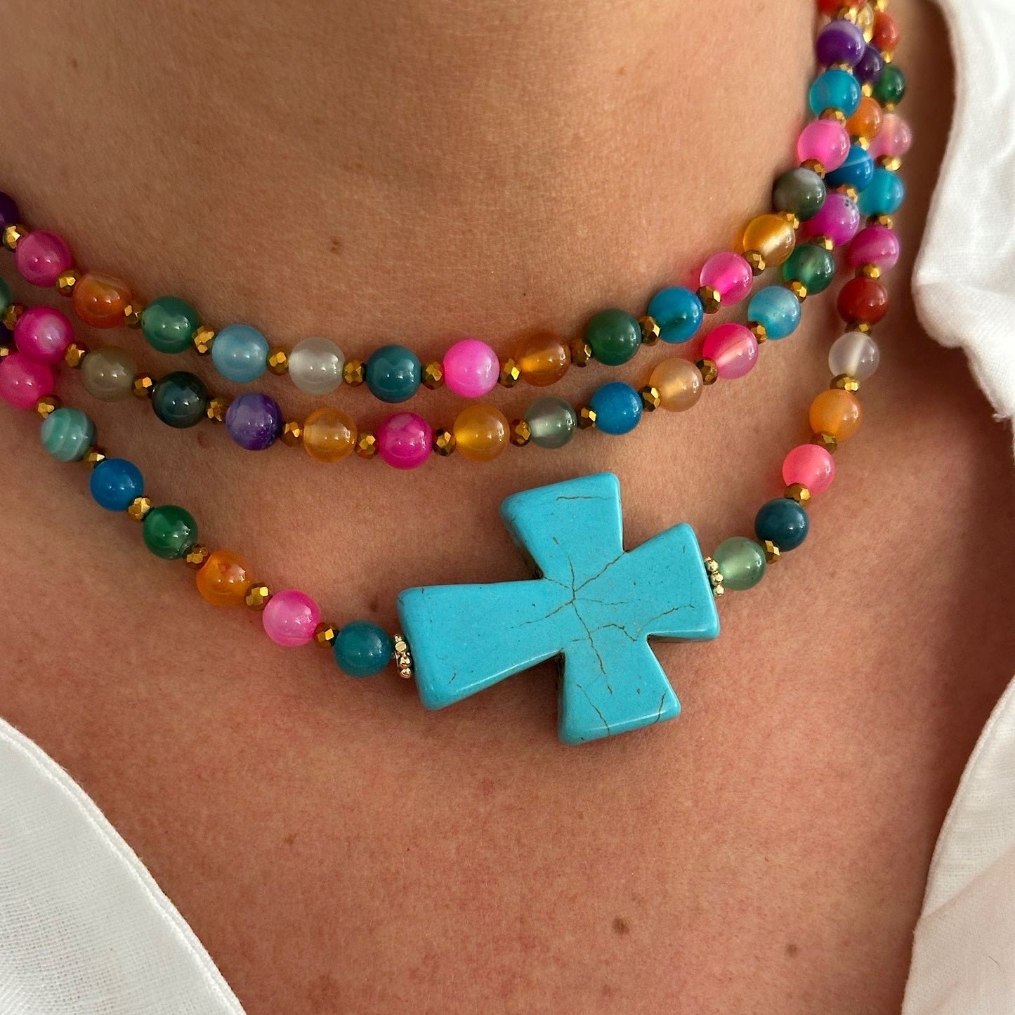 Détail du ras de cou Colette multicolore en agate naturelle avec croix turquoise, bijou fait main porté autour du cou