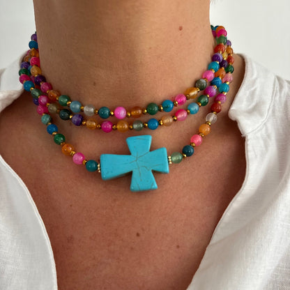 Ras de cou Colette multicolore en agate naturelle avec croix turquoise porté autour du cou, bijou modulable fait main