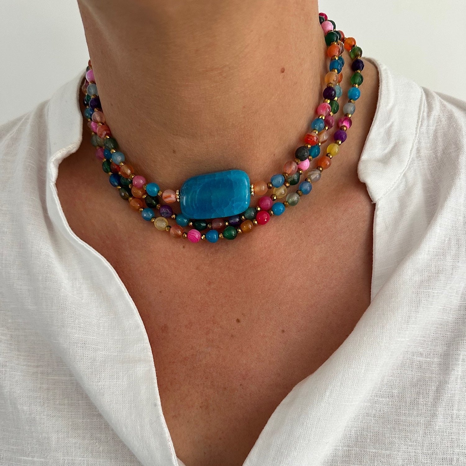 Ras de cou Colette en agate multicolore avec pierre bleue rectangulaire porté autour du cou, bijou modulable