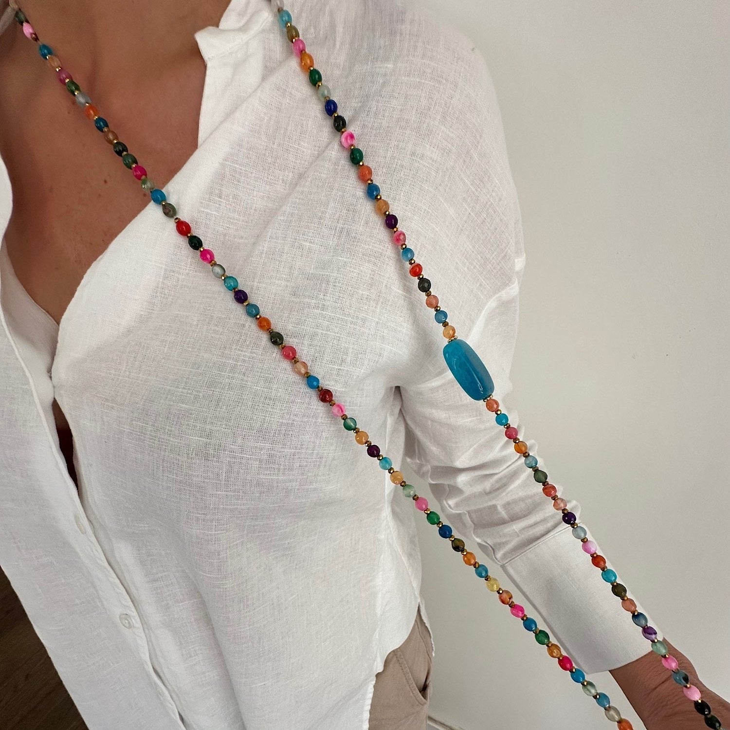 Sautoir Colette en agate multicolore avec pierre bleue rectangulaire, bijou modulable porté en collier