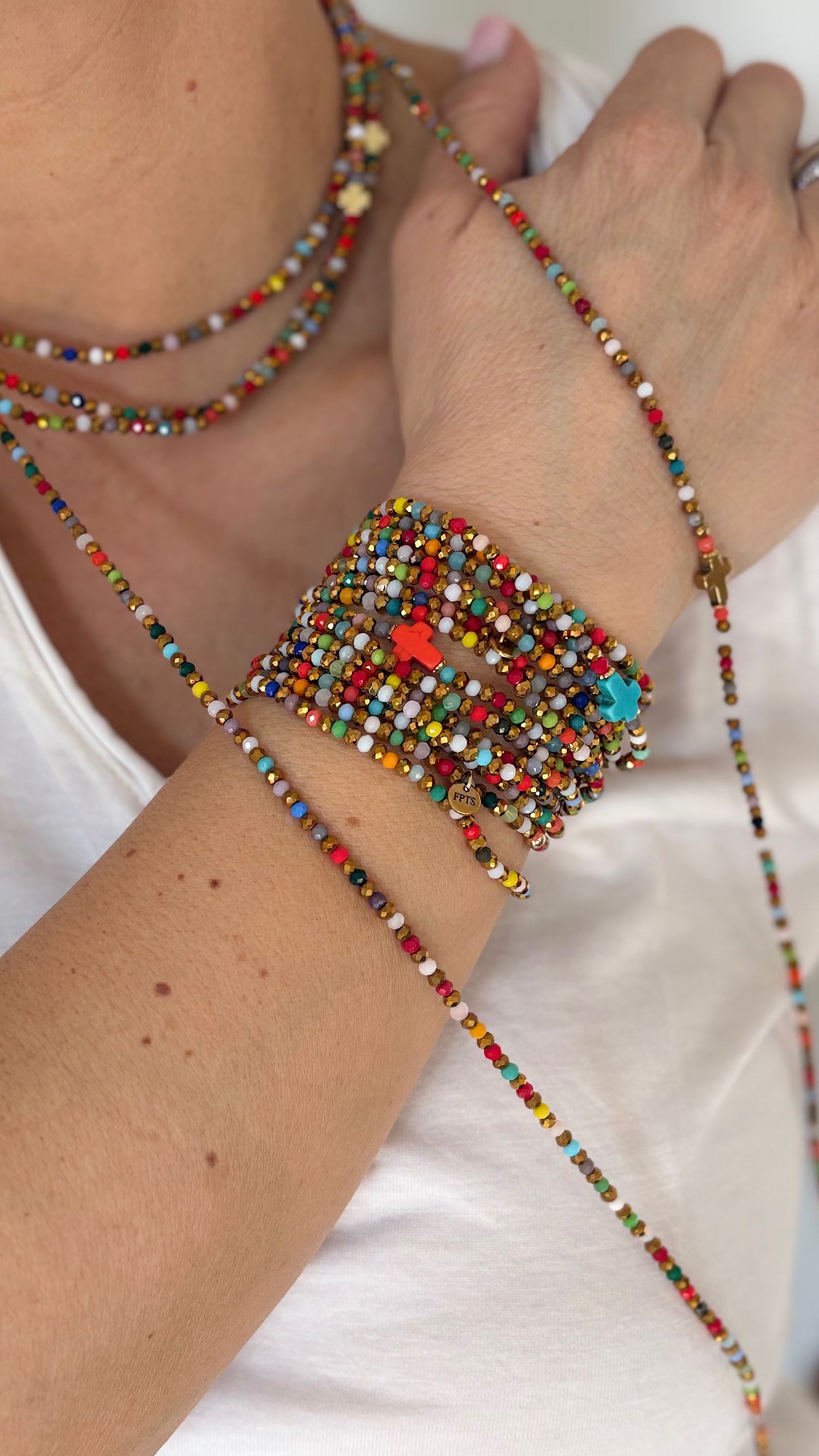 Collier et bracelet élastiques multicolores Pixel portés en manchette modulable FAIS PAS TA STEPH