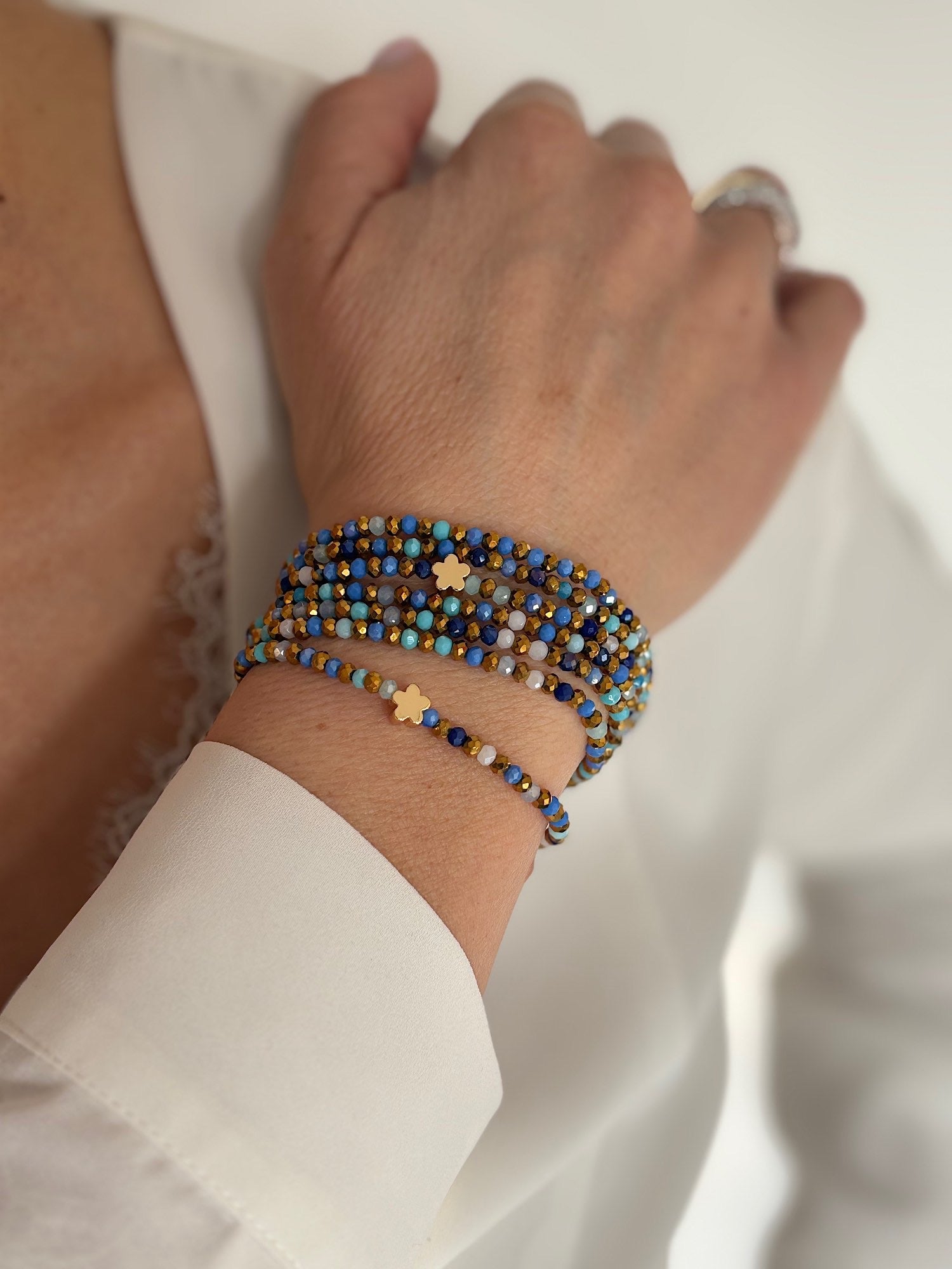 Collier Denim bleu porté en manchette multi tours perles de verre FAIS PAS TA STEPH